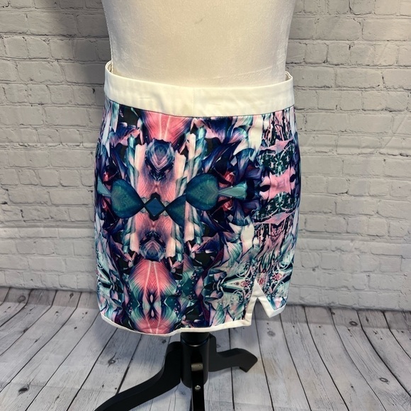 Tobi Short Mini Skirt Abstract Print Front slits PREOWNED/USED - Picture 11 of 14